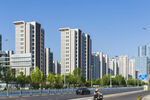 城市高楼旁的道路景象