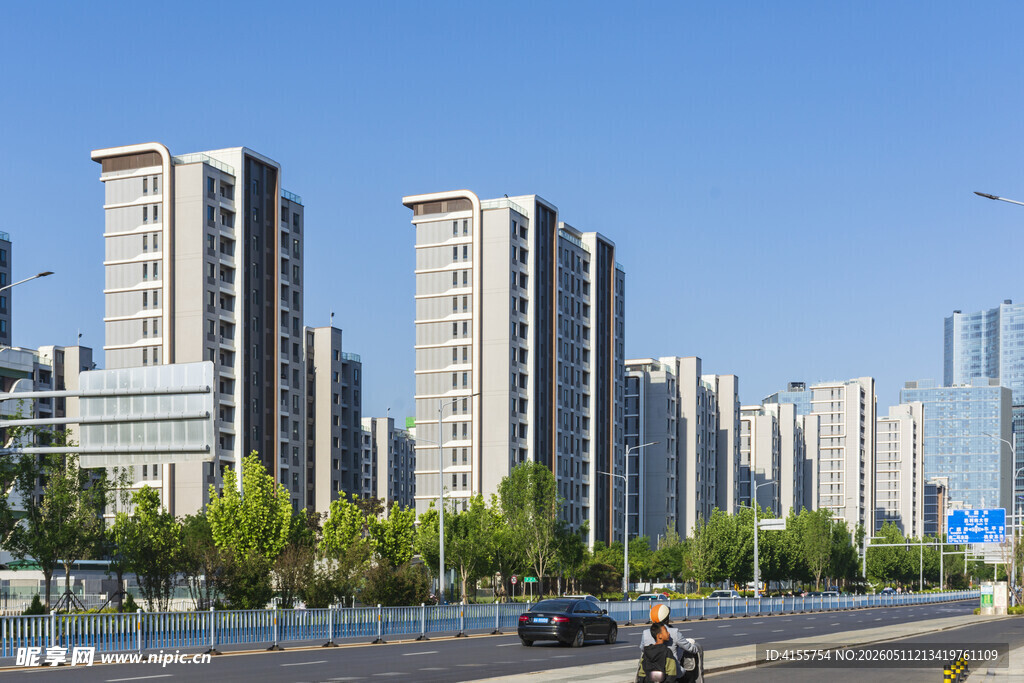 城市高楼旁的道路景象