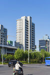 城市马路边的骑行景象