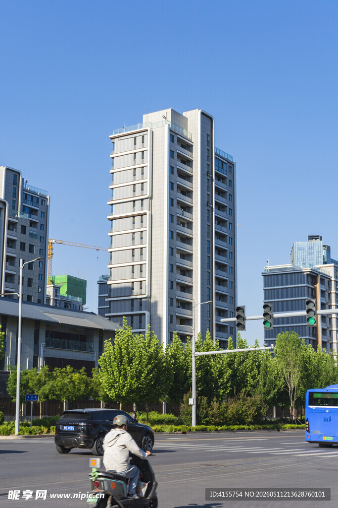 城市马路边的骑行景象