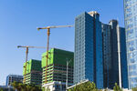 城市在建高楼与塔吊景观