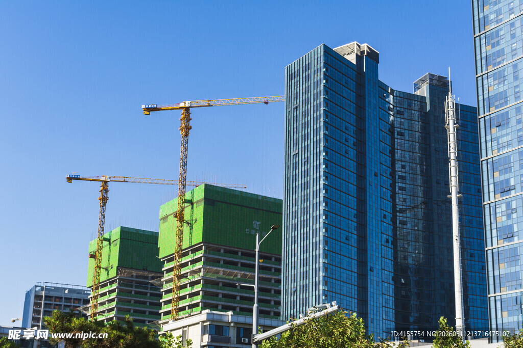 城市在建高楼与塔吊景观