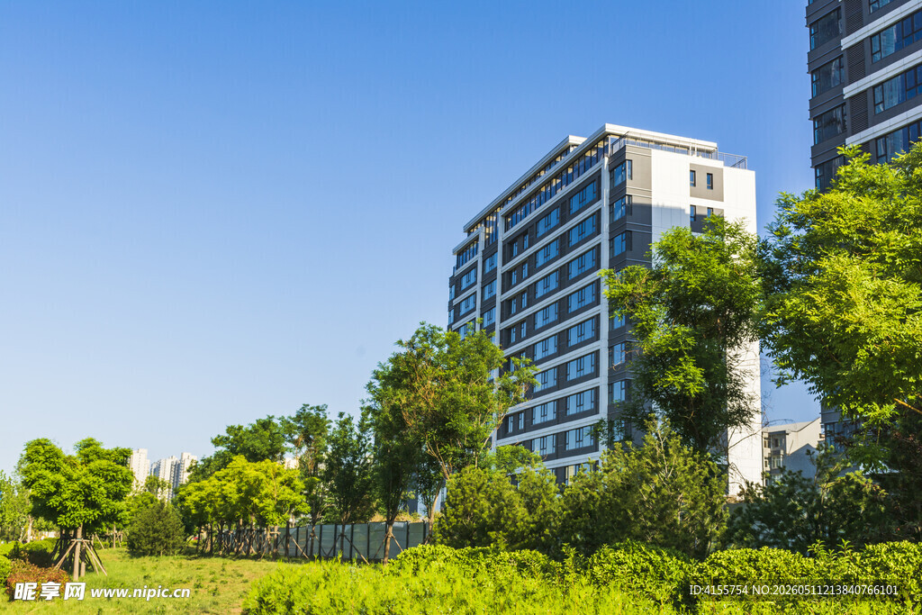 城市绿植环绕的现代建筑