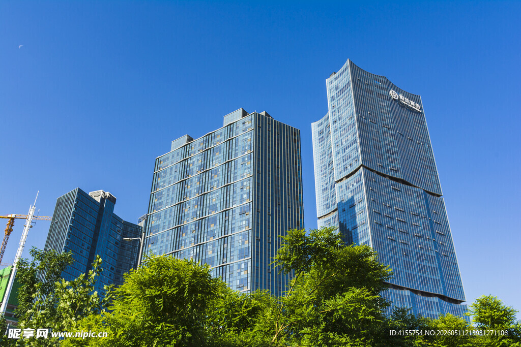 都市高楼与葱郁绿树景观