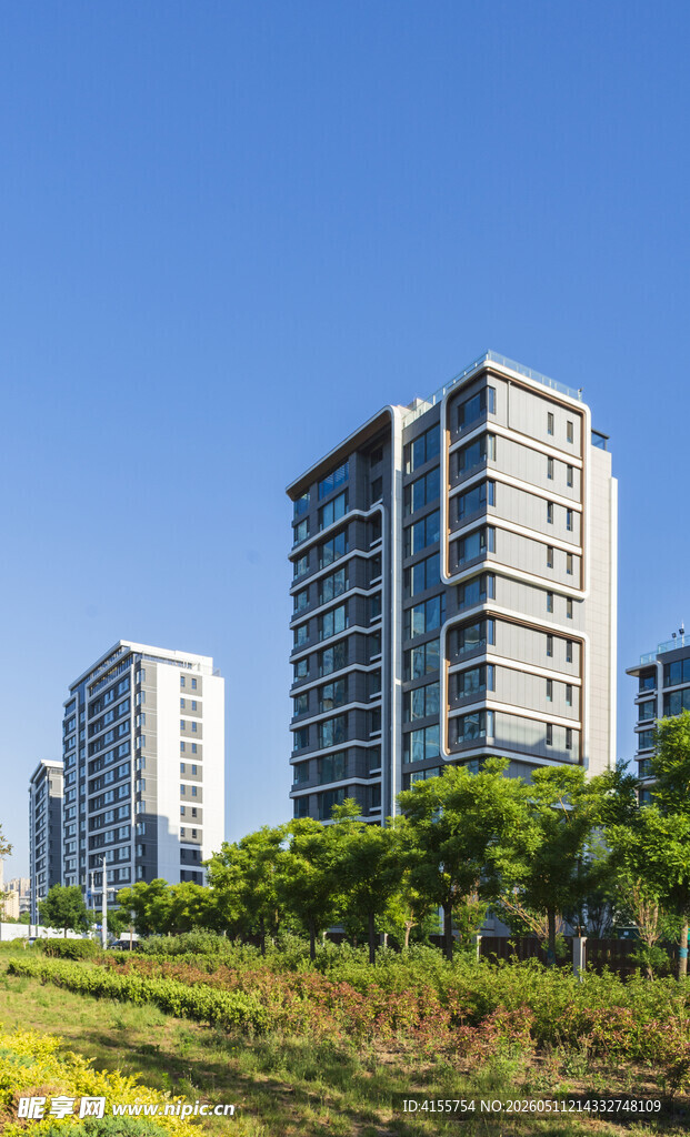 城市高楼与绿地景观