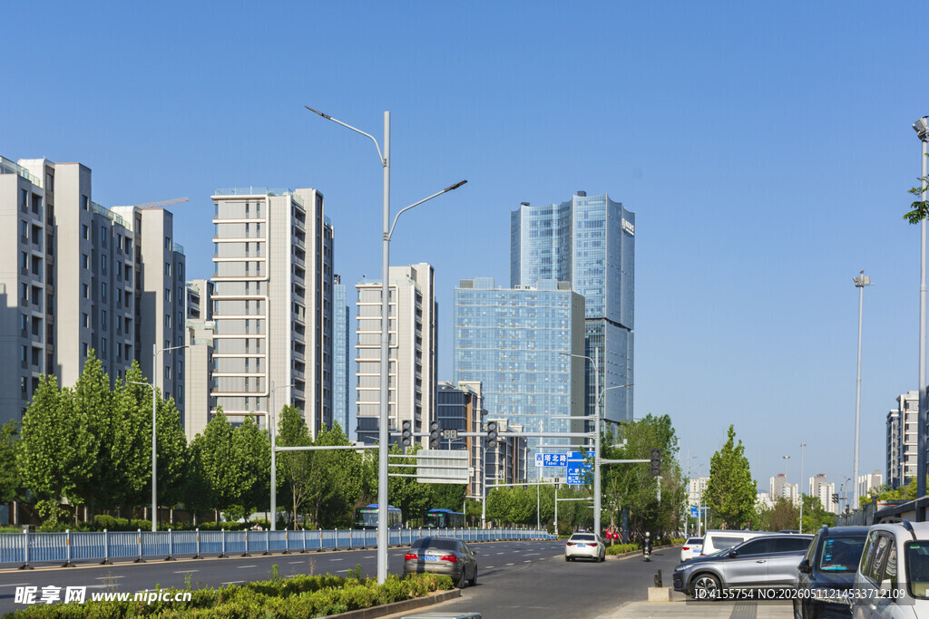 城市道路旁的现代高楼景观