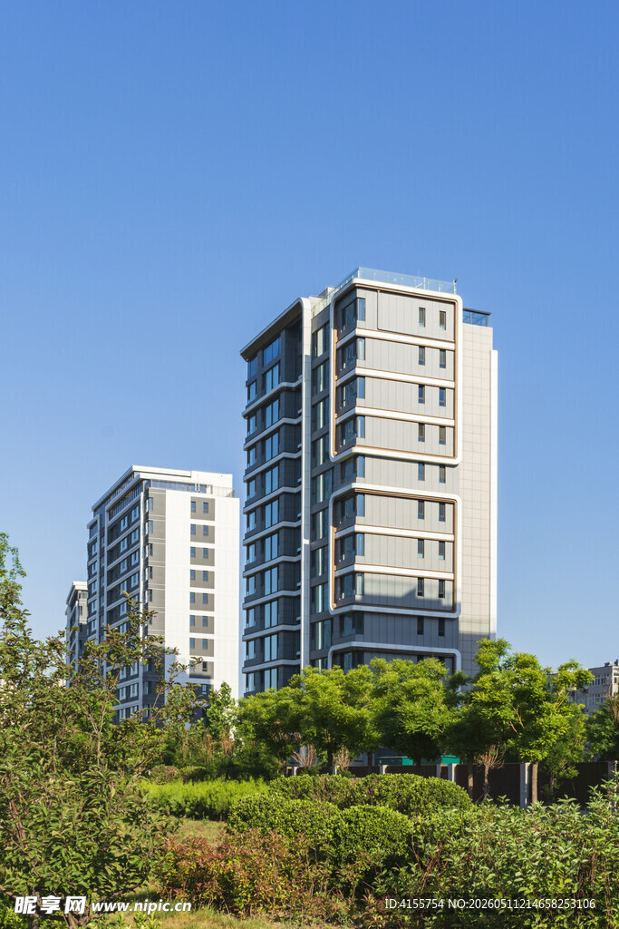 现代高层住宅与绿植景观
