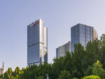 城市高楼与葱郁绿树景观