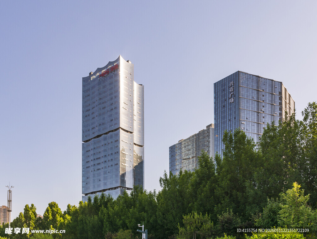 城市高楼与葱郁绿树景观