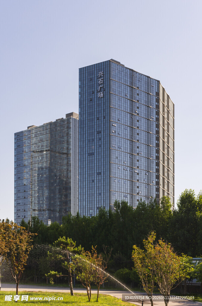 城市高楼与周边绿化景观