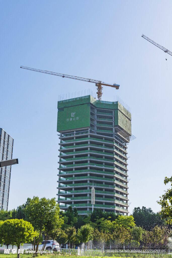 在建高楼塔吊施工场景