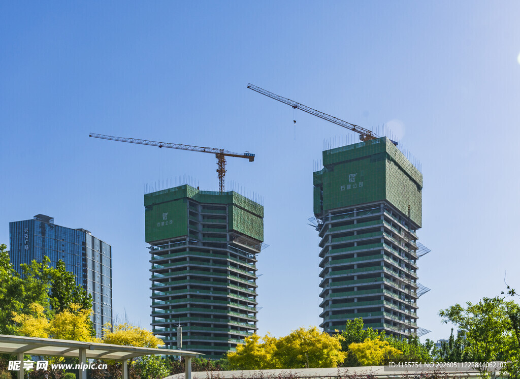 城市在建高楼与塔吊景观