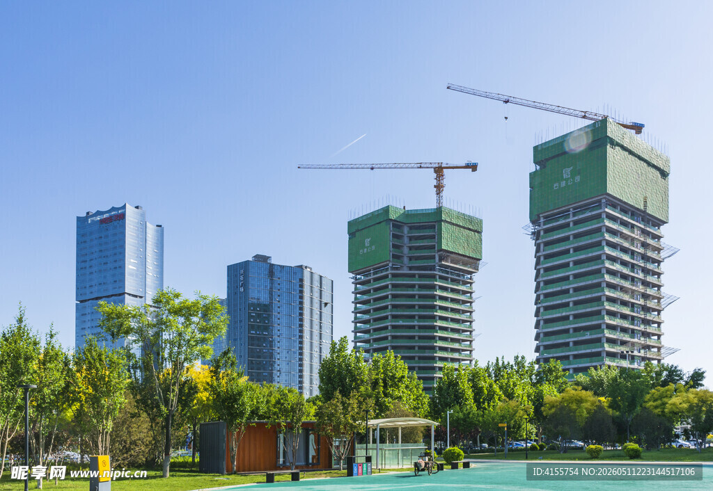 城市在建高楼与休闲场景