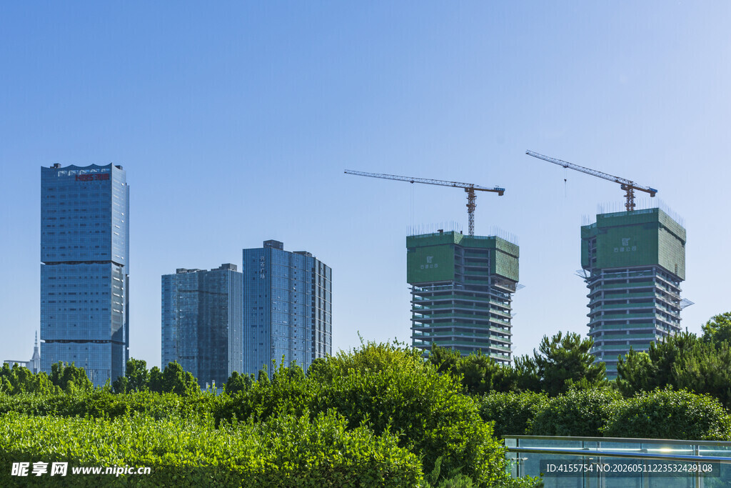 城市在建高楼与绿植景观