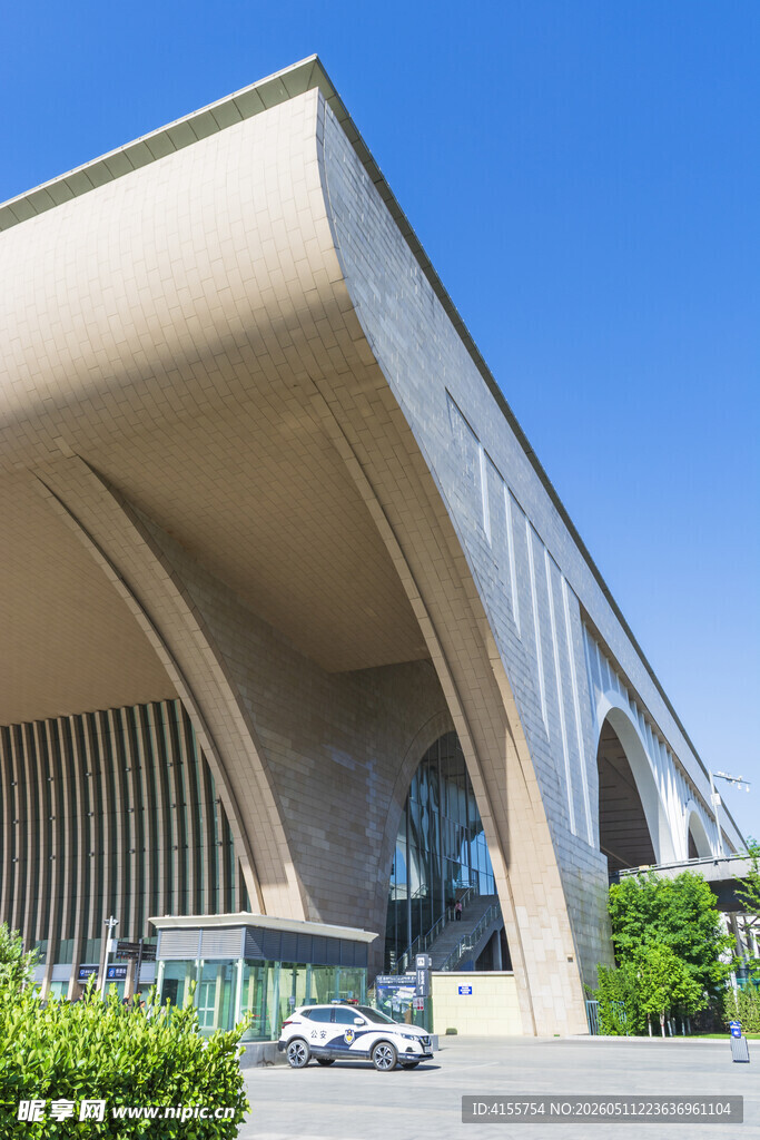 现代风格弧形建筑外观
