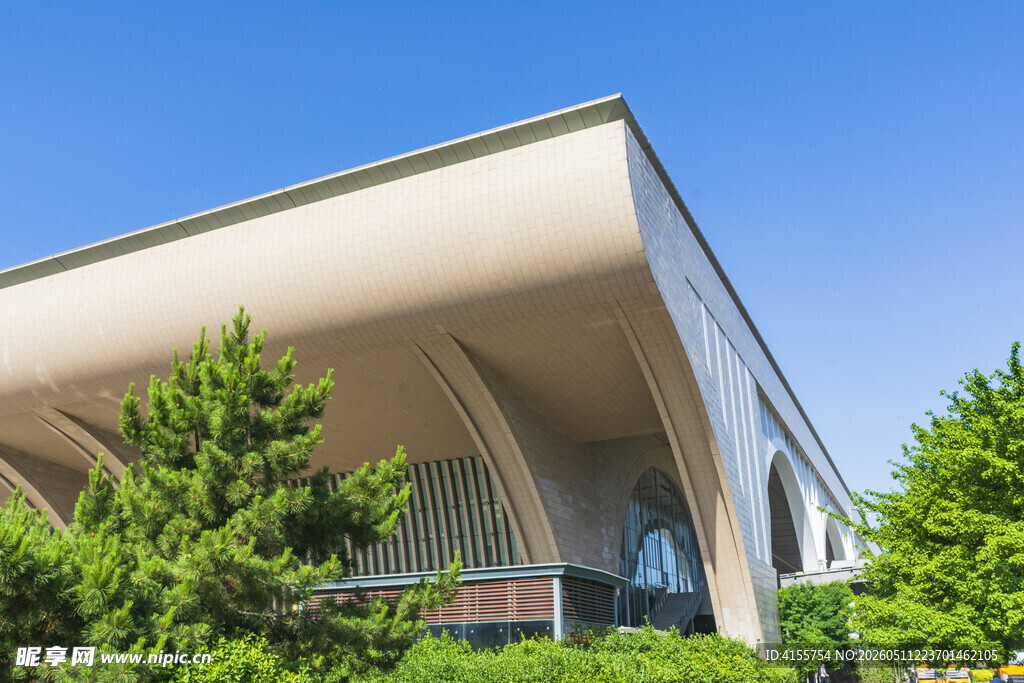 现代风格建筑与绿植景观
