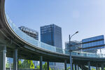 城市高架桥与现代建筑景观