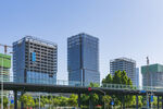 现代都市高楼与空中步道