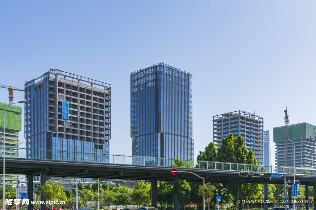 现代都市高楼与空中步道