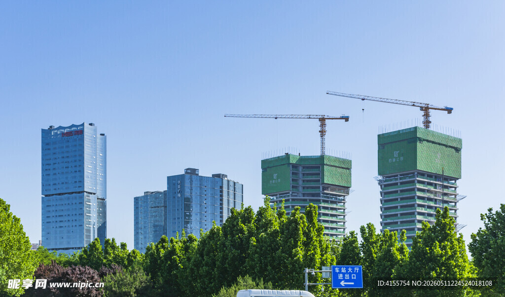 城市建设中的高楼与塔吊