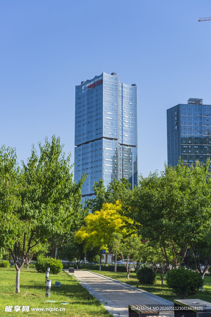 城市公园旁的现代高楼景观