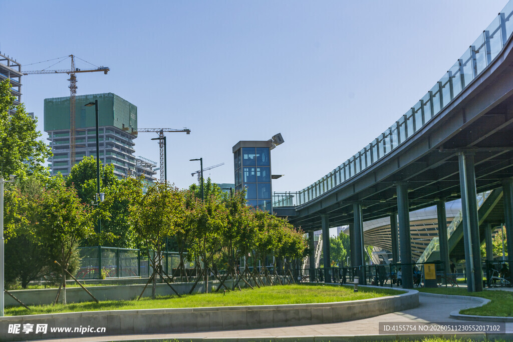 城市高架桥与周边建筑景观