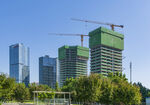 城市在建高楼与周边景观