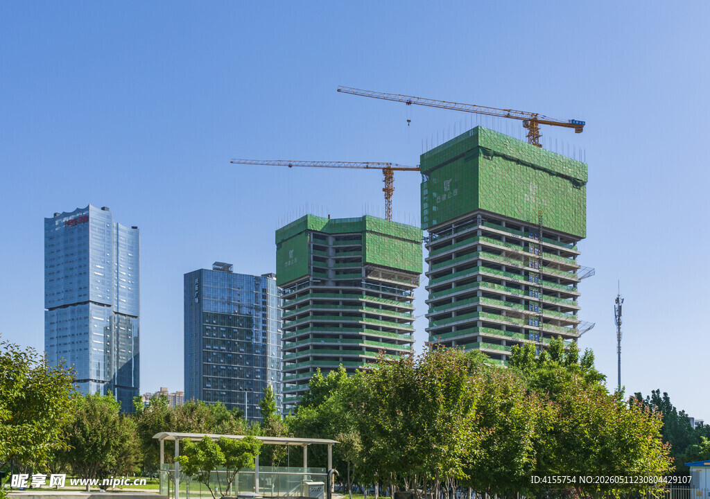 城市在建高楼与周边景观
