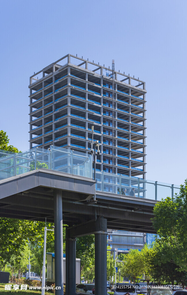 现代城市高楼与空中连廊