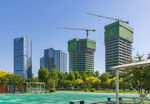 城市在建高楼与休闲景观