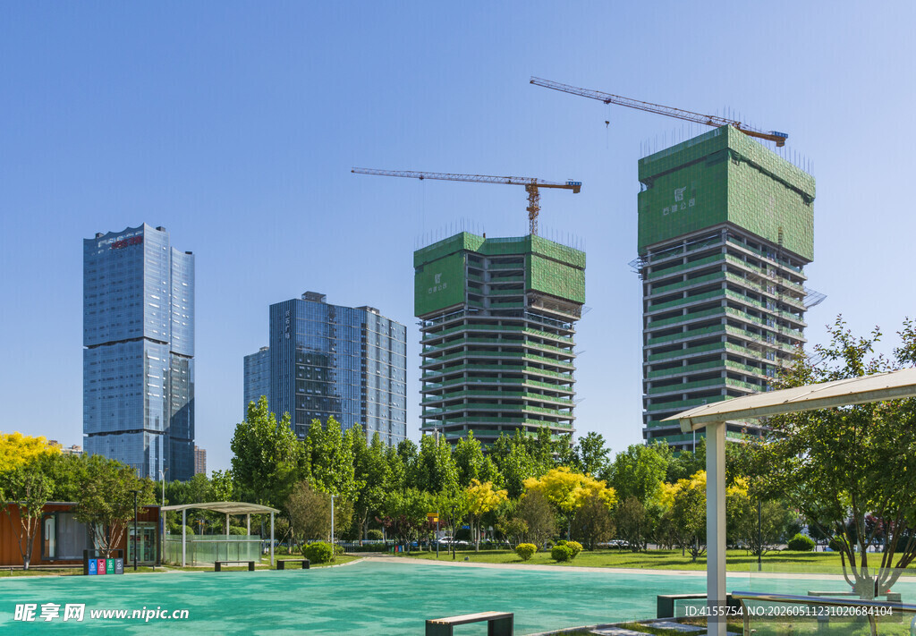 城市在建高楼与休闲景观