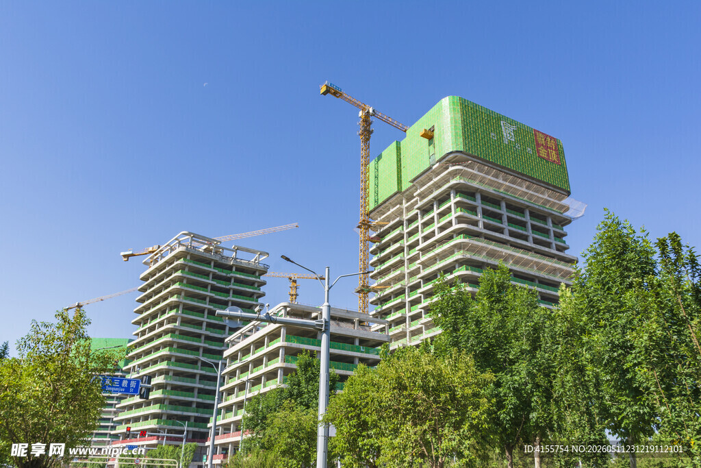 城市在建高楼与绿树景观