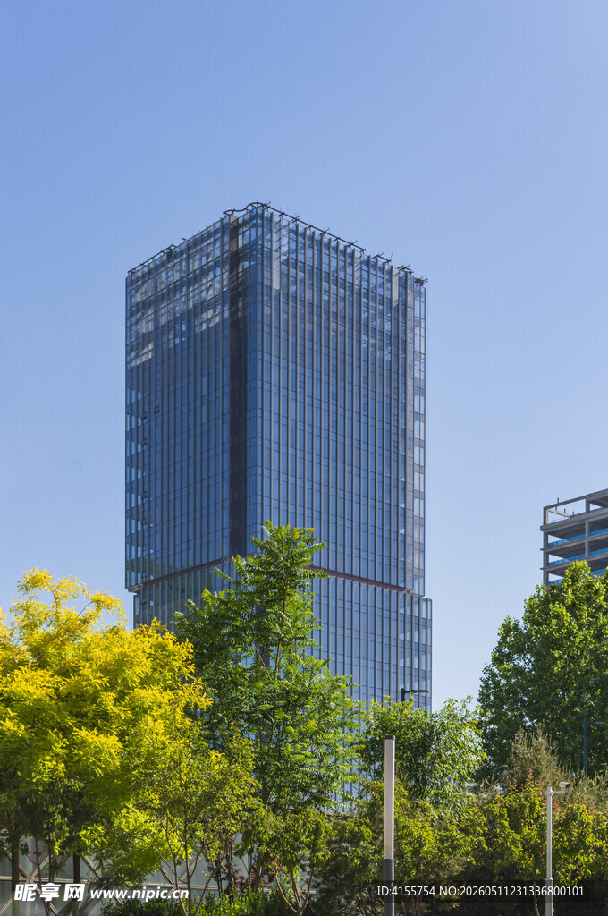 城市中矗立的现代高楼大厦