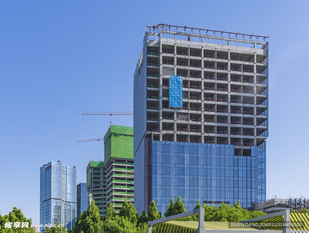 现代城市在建摩天大楼景观