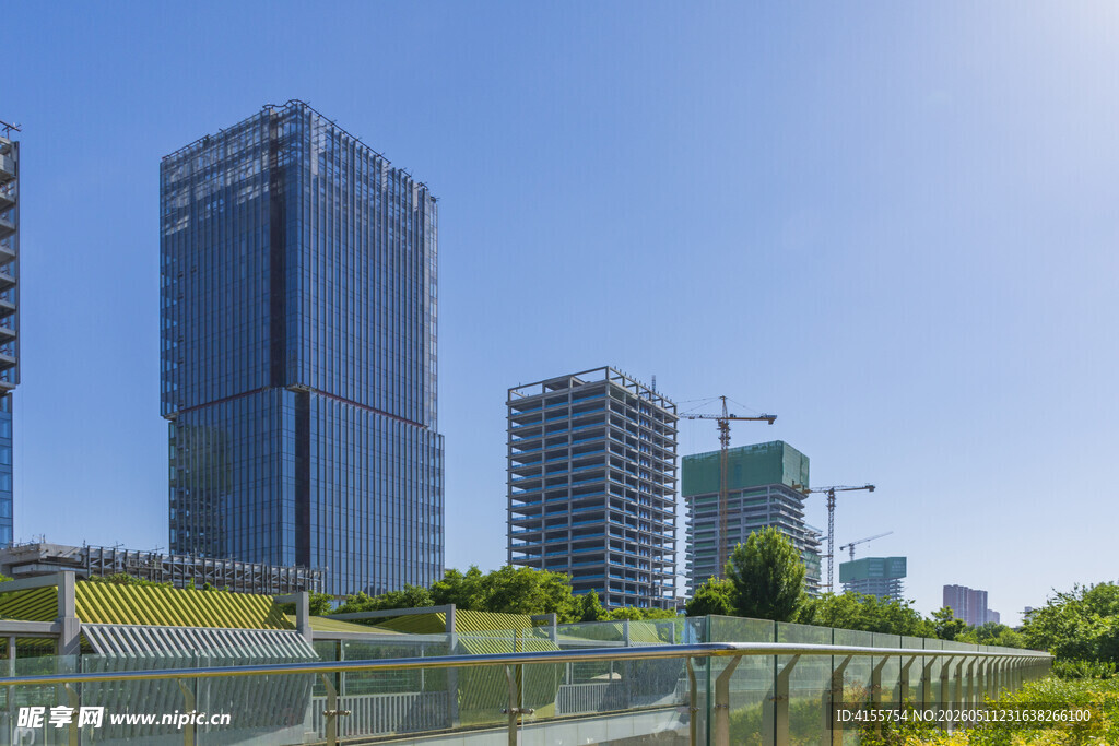 城市河畔的现代高楼景观