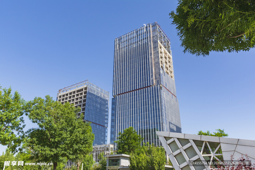 现代都市高楼与绿植景观