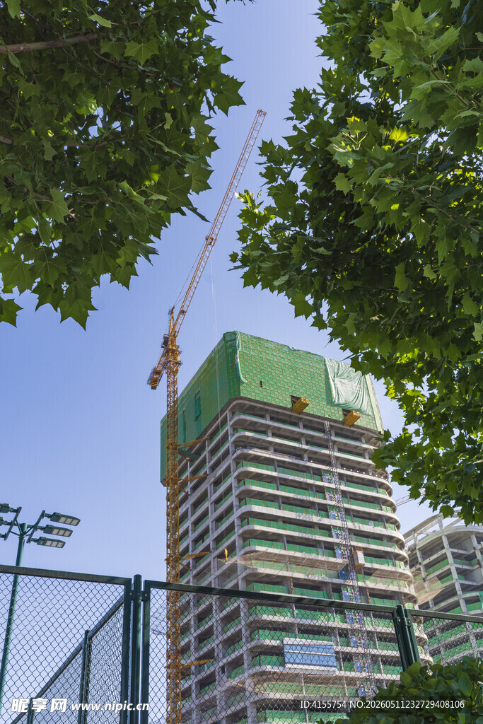 城市在建高楼与绿树景观