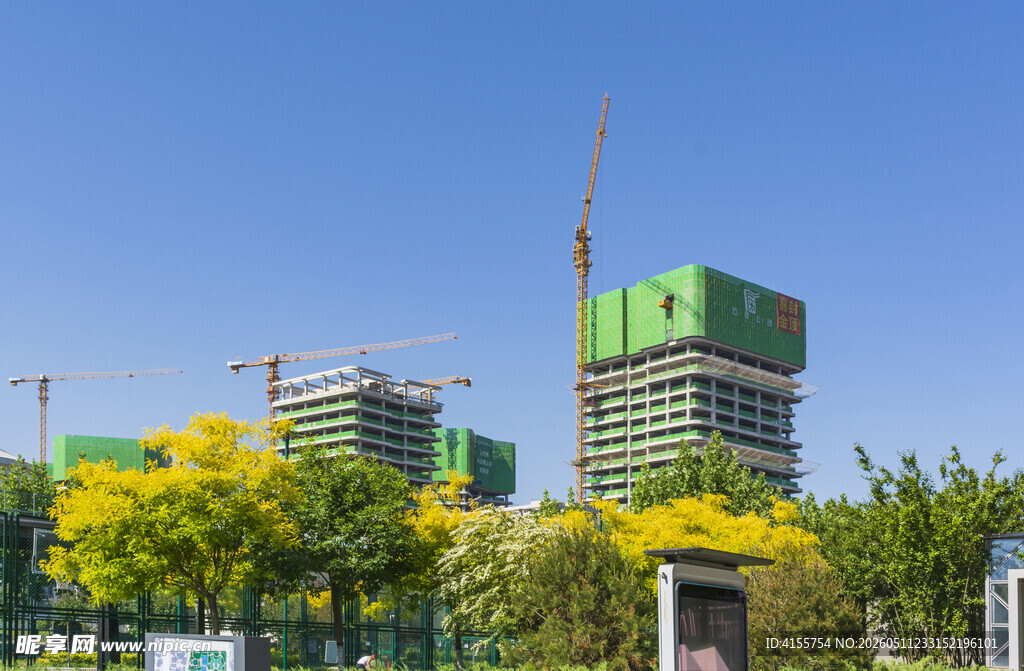 城市在建高楼与绿树景观