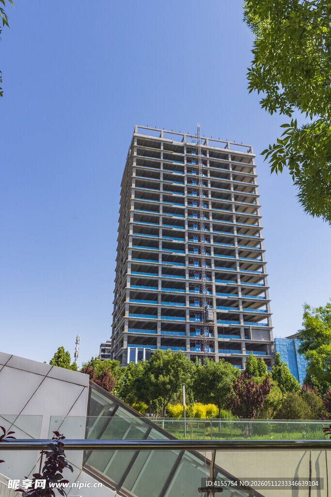 在建现代高层建筑外景