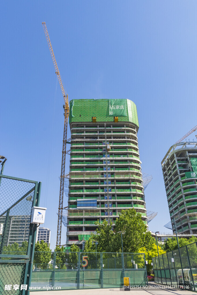 高楼建设中塔吊矗立
