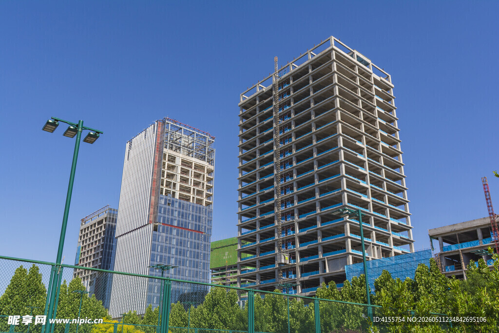 城市在建高楼与周边景致