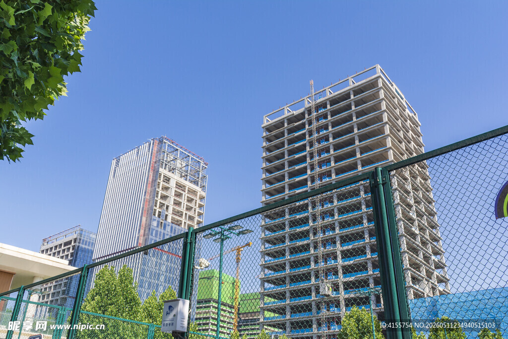 城市中带围栏的建筑景观