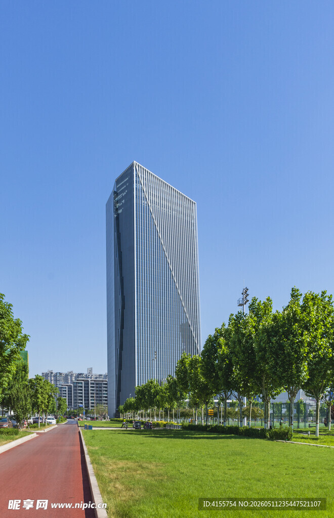 城市草坪旁的现代摩天大楼