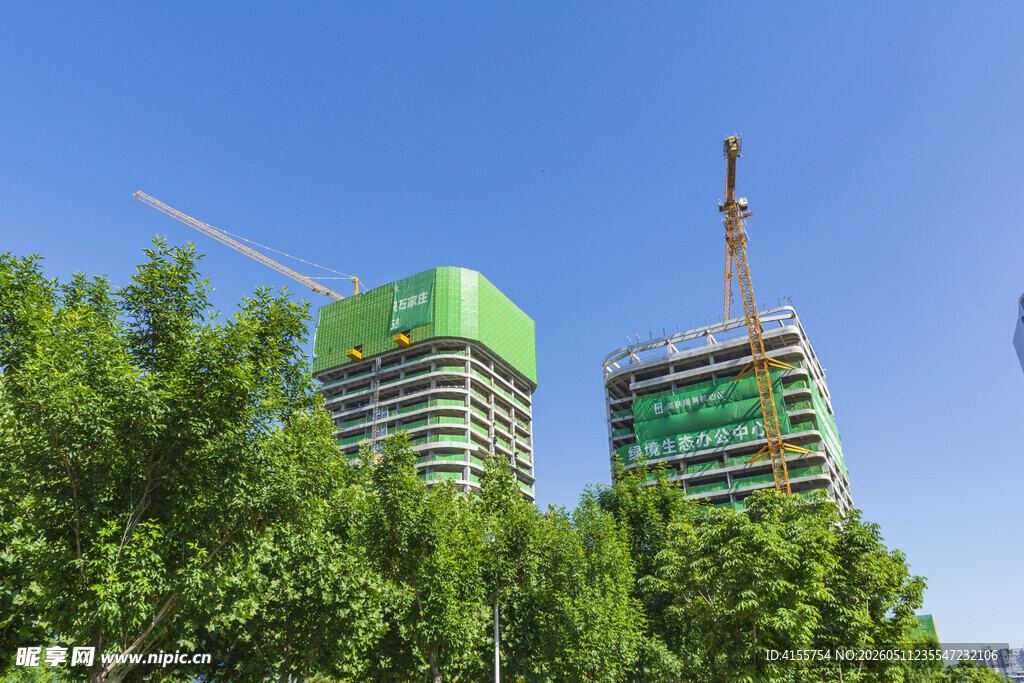 城市在建高楼与绿树景观