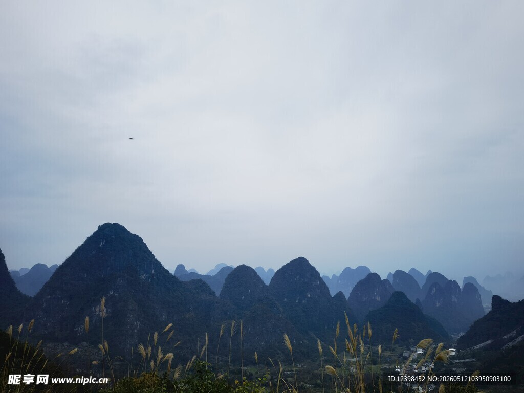 云雾缭绕的连绵山峰