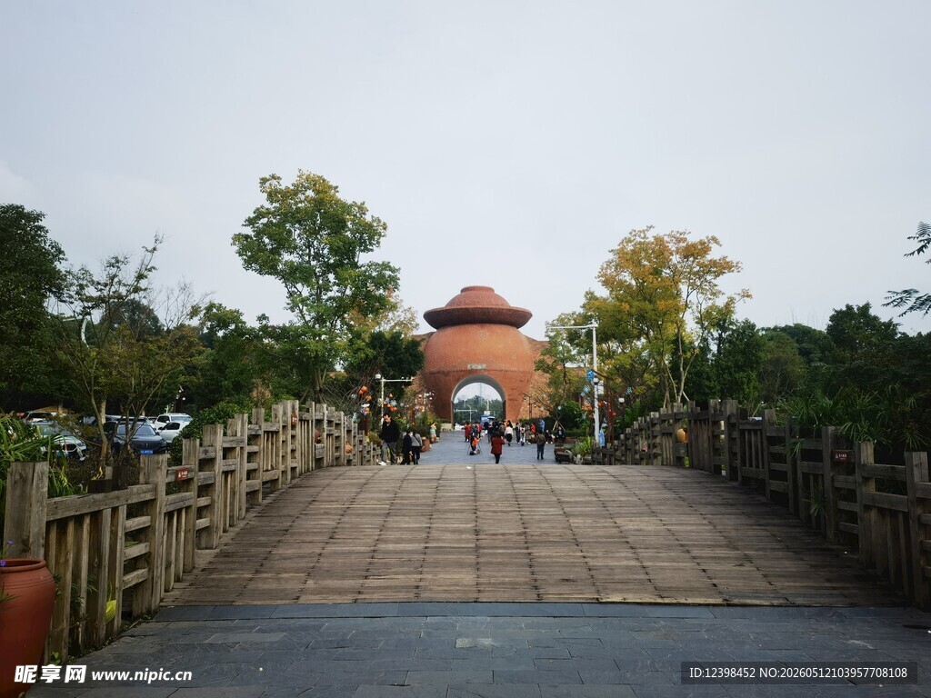 古桥通向中式建筑景观