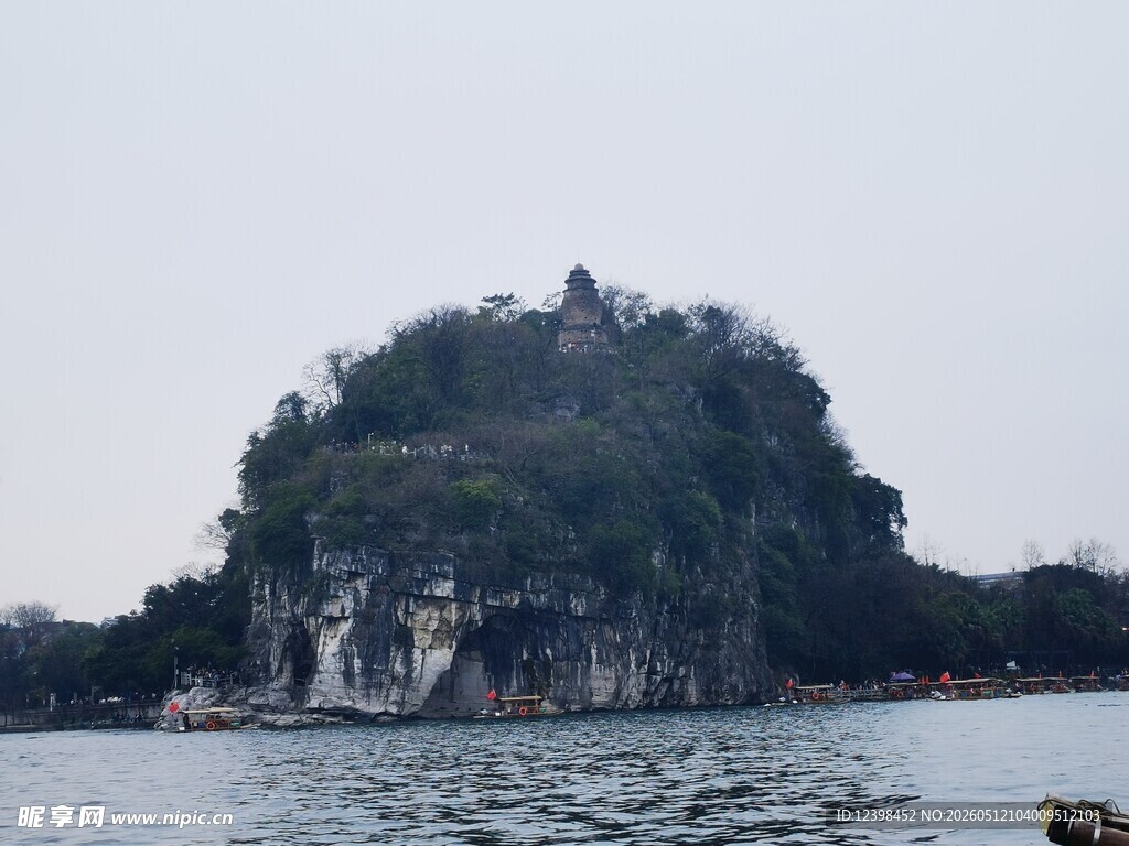 漓江孤峰屹立于碧水间
