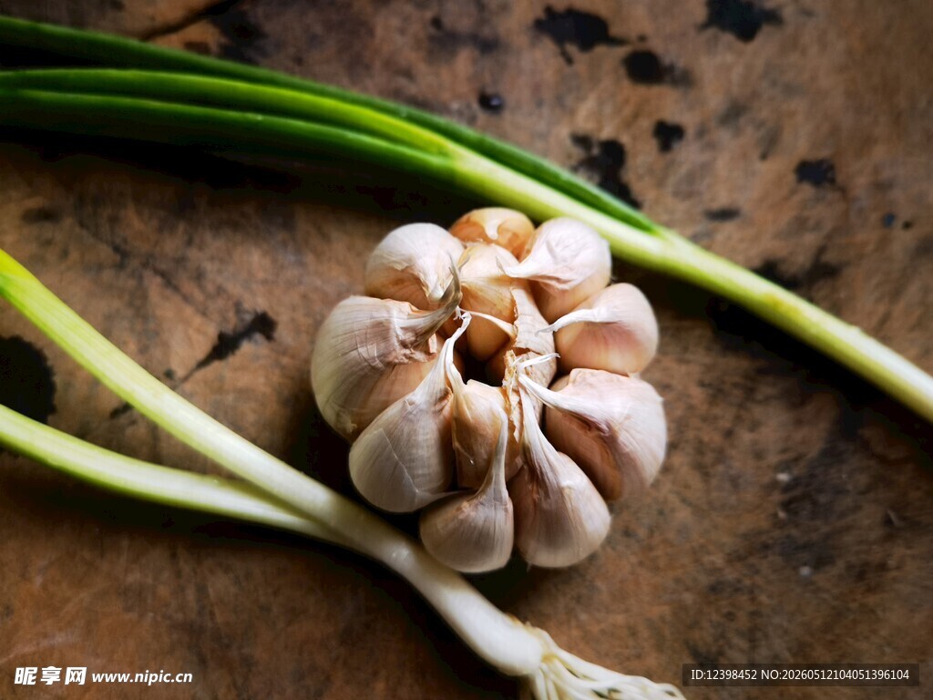 新鲜大蒜与葱摆放在木面