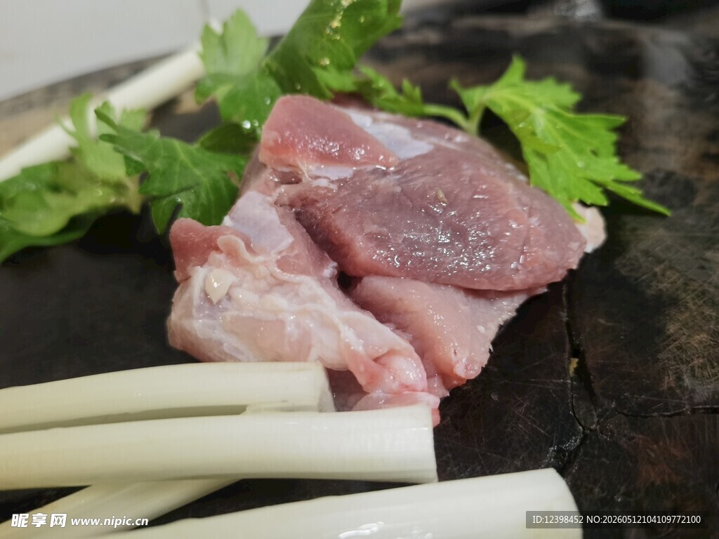 新鲜肉块配葱与香菜