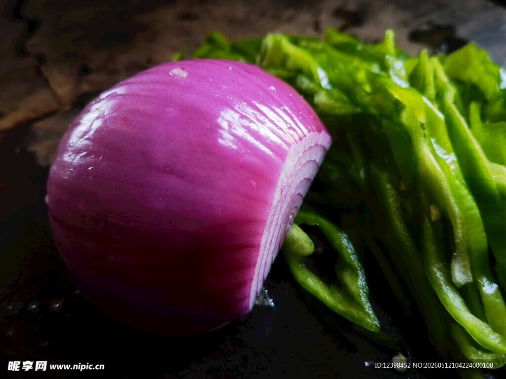 紫洋葱与青椒食材展示